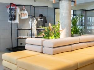 eine Reihe weißer Kissen auf einem Tisch in einem Laden in der Unterkunft Lub d Bangkok Siam - Opposite MBK & Next to Skytrain - Perfect for shopping lovers! in Bangkok
