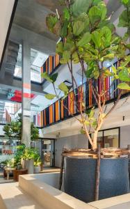 Ein Restaurant oder anderes Speiselokal in der Unterkunft Lub d Bangkok Siam - Opposite MBK & Next to Skytrain - Perfect for shopping lovers! 
