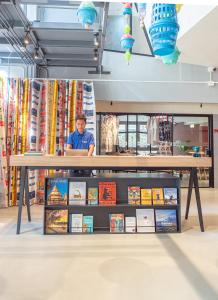 una mesa en una tienda con libros a la vista en Lub d Bangkok Siam, en Bangkok