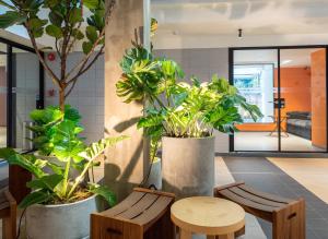 Ein Sitzbereich in der Unterkunft Lub d Bangkok Siam - Opposite MBK & Next to Skytrain - Perfect for shopping lovers!