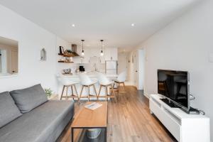 a living room with a couch and a table at Le Lightroom by Gestion ELITE in Mont-Tremblant