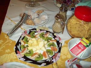 a plate of fruit on top of a table at B&B Stupor Mundi in Altamura