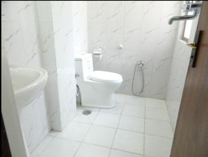 un bagno bianco con un water e un lavandino di Mount Annapurna Guest House a Kathmandu