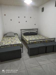pokój z 2 łóżkami w pokoju w obiekcie La Wans reposante F3 w mieście Saint-Pierre