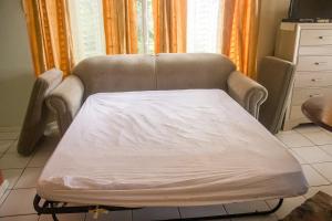 Un pat sau paturi într-o cameră la Elegant Condo Awesome View