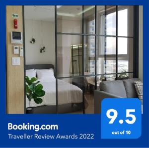 束草市The Mark Sokcho Residence #16 Level的一间酒店房间，里面有一张床和一张沙发