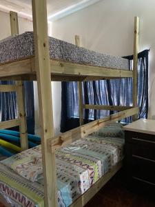 サンファンにあるBeach Dormsの二段ベッド2組が備わる客室です。