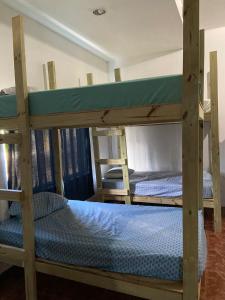 Двухъярусная кровать или двухъярусные кровати в номере Beach Dorms