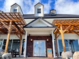 Minami-komatsuBiwa-Lakeside Cottage B B Dylan的一座带木凉棚的房子