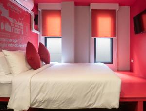 Ein Bett oder Betten in einem Zimmer der Unterkunft Lub d Bangkok Siam - Opposite MBK & Next to Skytrain - Perfect for shopping lovers!