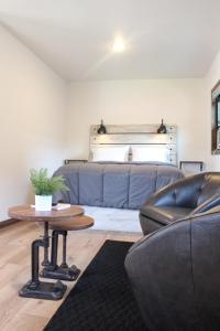 ein Wohnzimmer mit einem Sofa und einem Tisch in der Unterkunft Cabin 4 at Horse Creek Resort in Rapid City