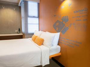 Ein Bett oder Betten in einem Zimmer der Unterkunft Lub d Bangkok Siam - Opposite MBK & Next to Skytrain - Perfect for shopping lovers!