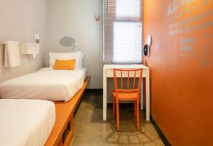 Ein Bett oder Betten in einem Zimmer der Unterkunft Lub d Bangkok Siam - Opposite MBK & Next to Skytrain - Perfect for shopping lovers!
