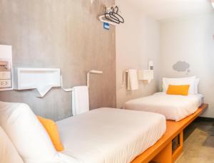Ein Bett oder Betten in einem Zimmer der Unterkunft Lub d Bangkok Siam - Opposite MBK & Next to Skytrain - Perfect for shopping lovers!