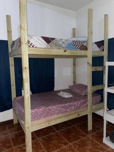 Tempat tidur susun dalam kamar di Beach Dorms