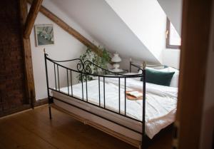 Posteľ alebo postele v izbe v ubytovaní Libling Podkrovný