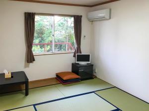 Pokój z komputerem na biurku i oknem w obiekcie Biwa-Lakeside Cottage B B Dylan w mieście Minami-komatsu
