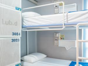 Ein Bett oder Betten in einem Zimmer der Unterkunft Lub d Bangkok Siam - Opposite MBK & Next to Skytrain - Perfect for shopping lovers!