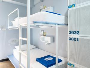 Ein Bett oder Betten in einem Zimmer der Unterkunft Lub d Bangkok Siam - Opposite MBK & Next to Skytrain - Perfect for shopping lovers!