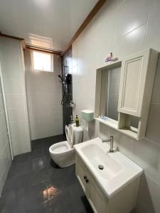 Vonios kambarys apgyvendinimo įstaigoje Maryam’s House (Lovely Seaview apartment )