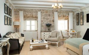 een woonkamer met een bank en een bed bij St. Joseph's in Dubrovnik