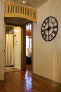 Historic Log Cabin #14 at Horse Creek Resort في رابيد سيتي: ساعة كبيرة على جدار الغرفة