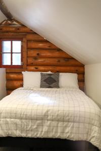 מיטה או מיטות בחדר ב-Historic Log Cabin #14 at Horse Creek Resort