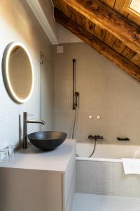 uma casa de banho com um lavatório preto num balcão em Le Sauvage em Fribourg