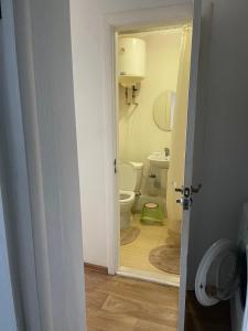 uma porta aberta para uma casa de banho com WC em Шикарный вид на Днепр em Dnipro