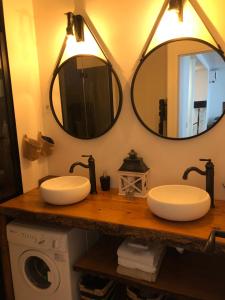 un bagno con due lavandini e due specchi su un bancone di PARIS SWEET DREAM a Parigi