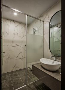 La salle de bains est pourvue d'un lavabo et d'un miroir. dans l'établissement Sono Belle Cheonan, à Cheonan