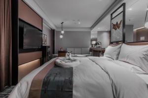 Postel nebo postele na pokoji v ubytování Qingdao Treasure Hotel