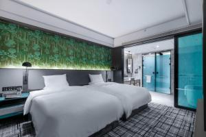 Postel nebo postele na pokoji v ubytování Qingdao Treasure Hotel