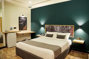Кровать или кровати в номере LOKAL Rooms x MM Alam