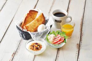 Sotetsu Fresa Inn Yokohama Higashiguchi في يوكوهاما: فطور من خبز وبيض وسلطة وكوب قهوة