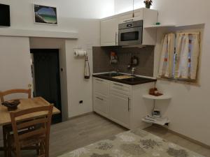 A kitchen or kitchenette at La Terrazza Del Conero monolocale