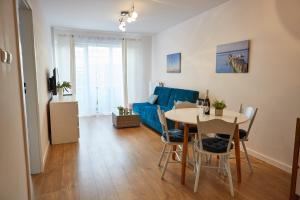 Χώρος καθιστικού στο ApartamentyPrzyMorzu Bałtycki z miejscem postojowym i ogródkiem