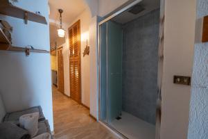 um corredor com uma cabina de duche em vidro num quarto em Appartamento fronte mare con terrazzo zio em Alassio