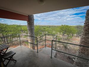 En balkong eller terrasse på Uukwaluudhi Safari Lodge