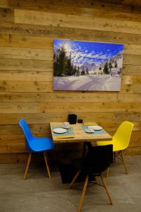 uma sala de jantar com uma mesa e duas cadeiras em Arlette Chambres d'Hôtes em Aosta