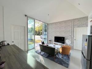 Μια τηλεόραση ή/και κέντρο ψυχαγωγίας στο Homerent @ Sariam Lake Chiang Mai