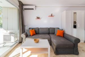 A seating area at Super nice studio in Marbella