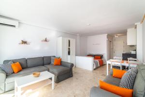 A seating area at Super nice studio in Marbella
