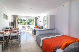 A seating area at Super nice studio in Marbella