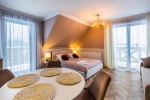 Ein Bett oder Betten in einem Zimmer der Unterkunft Przystanek Babia Apartamenty