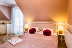Ein Bett oder Betten in einem Zimmer der Unterkunft Przystanek Babia Apartamenty