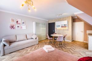 ein Wohnzimmer mit einer Couch und einem Tisch in der Unterkunft Przystanek Babia Apartamenty in Lipnica Wielka