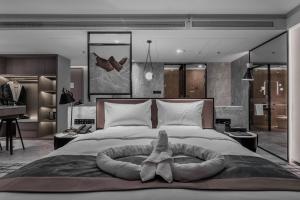 Postel nebo postele na pokoji v ubytování Qingdao Treasure Hotel + 37 fotografií
