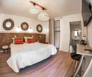 Postel nebo postele na pokoji v ubytování HOTEL DES DAUPHINS