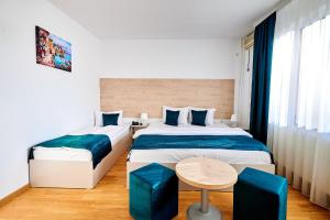 Säng eller sängar i ett rum på Hotel Roxy & Maryo- Restaurant -Terasa- Loc de joaca pentru copii -Parcare gratuita